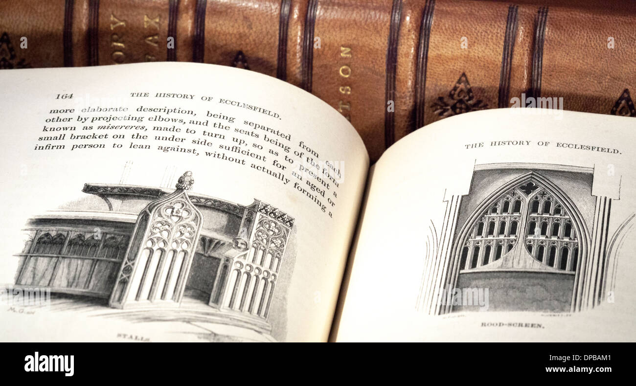 Antiquario libri di storia in pelle marrone con il legame con una aperta che mostra testo e incisioni (al di fuori del diritto d'autore). Foto Stock