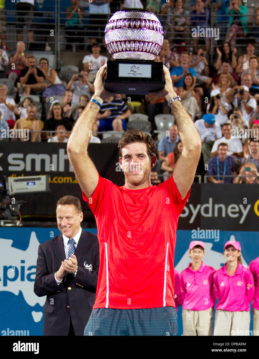 Sydney, Australia. Xi gen, 2014. Juan Martin Del Potro di Argentina pone con il trofeo dopo aver vinto il uomini singoli match finale contro Bernard Tomic dell Australia a Sydney il torneo internazionale di tennis, a Sydney in Australia, 11 gennaio 2014. Juan Martin Del Potro rivendicato la tittle con 2-0. Credito: Jin Linpeng/Xinhua/Alamy Live News Foto Stock