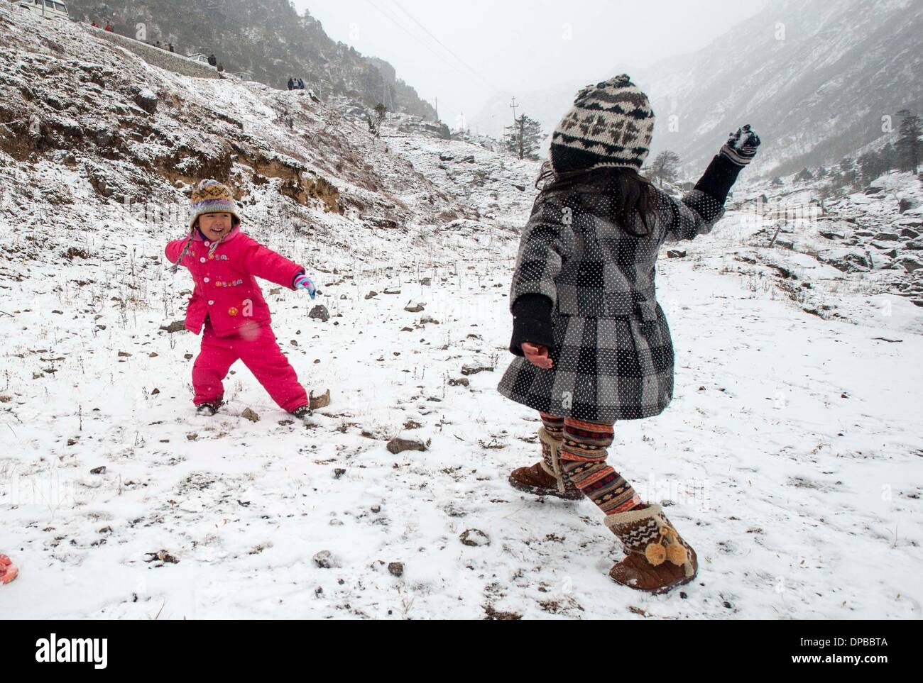 Gangtok. Xi gen, 2014. Indian bambini giocare nella neve vicino lago Tsomgo, una quarantina di chilometri ad est di Gangtok, capitale dell India del Sikkim stato, Gen11, 2014. © Tumpa Mondal/Xinhua/Alamy Live News Foto Stock