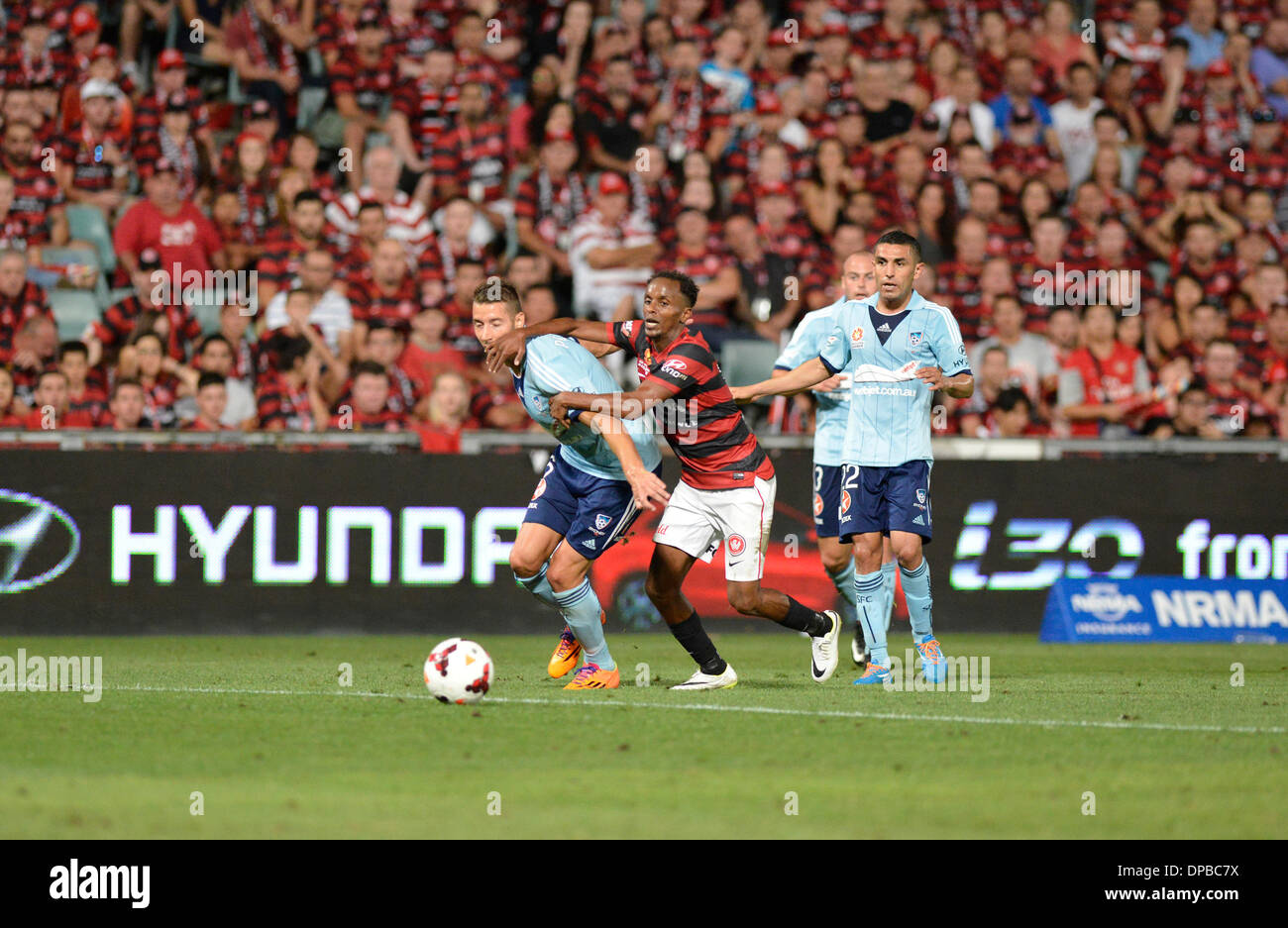 Sydney, Australia. Xi gen, 2014. Wanderers centrocampista olandese Youssouf Hersi cerca di eludere i difensori di Sydney durante la Hyundai una partita del campionato tra Western Sydney Wanderers FC e Sydney FC dalla Pirtek Stadium, Parramatta. Credito: Azione Sport Plus/Alamy Live News Foto Stock