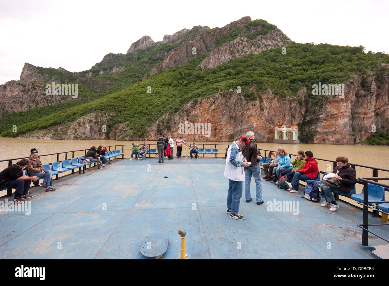 Passeggeri del traghetto sopra il lago di Koman, Albania Foto Stock