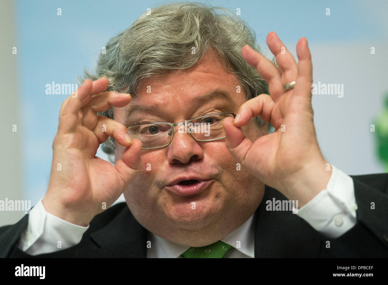 Berlino, Germania. Xi gen, 2014. Presidente del Partito Verde Europeo, Reinhard Buetikofer, tiene una conferenza stampa a Berlino, Germania, 11 gennaio 2014. I quattro candidati europei per lo spot della parte superiore del candidato del partito dei Verdi per le elezioni europee si sono presentati nel corso di una discussione. Foto: MAURIZIO GAMBARINI/DPA/Alamy Live News Foto Stock