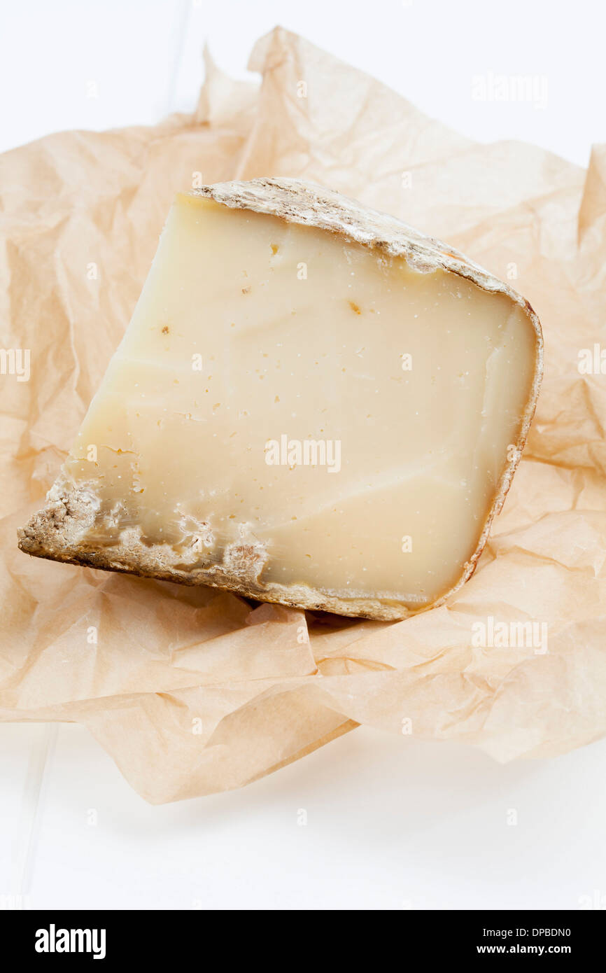Il francese di pecora Formaggio e carta oleata Foto Stock