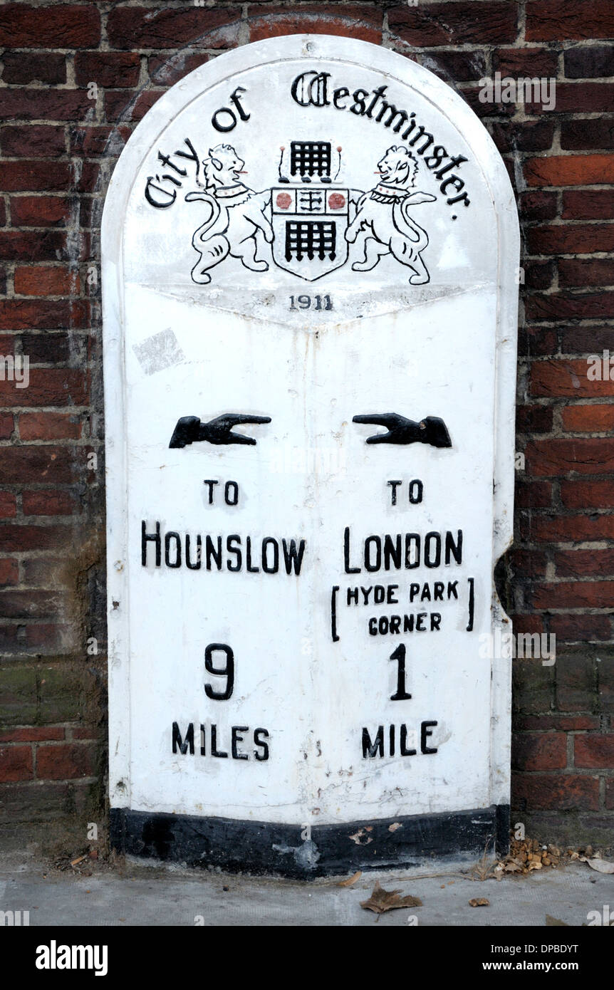 Londra, Inghilterra, Regno Unito. Vecchio miglio post (1911), City of Westminster, Kensington Gore sulla parete della Royal Geographical Society. Foto Stock