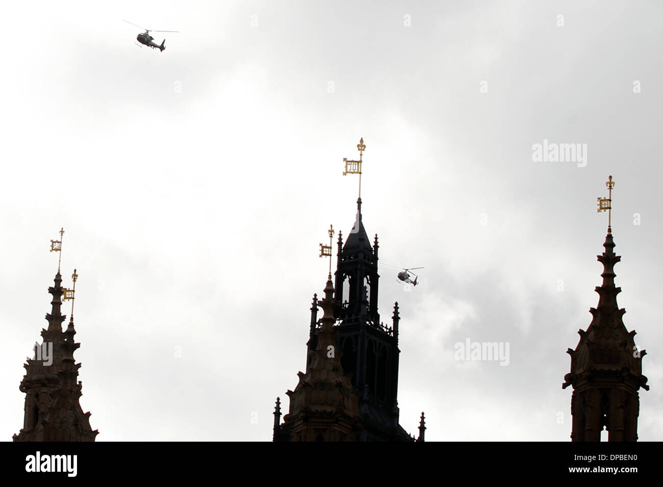 Elicotteri passano per le Case del Parlamento come parte della formazione di 6 gazzelle e 1 Puma dal francese ALAT che volare lungo th Foto Stock