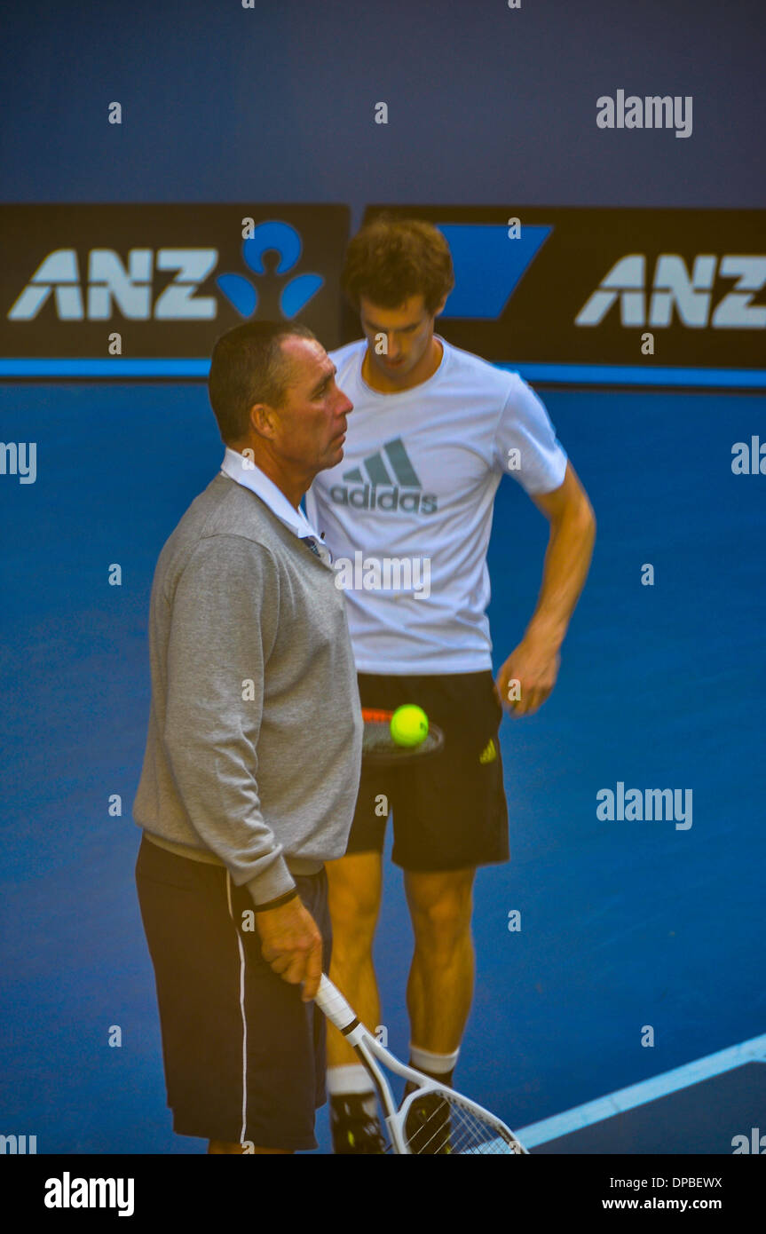 Andy Murray e Ivan Lendl istruttore di tennis presso l'asta leva Arena Melbourne Park sulla corte giocare in Australian Open con Novak Foto Stock