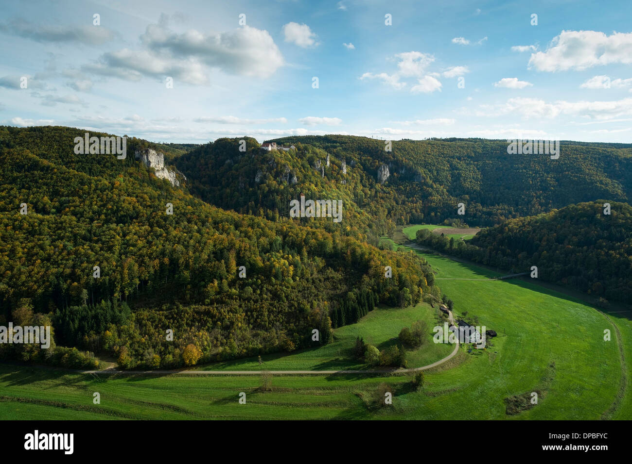 Germania Baden-Wuerttemberg, Sigmaringen, Superiore Valle del Danubio con il castello di Wildenstein Foto Stock