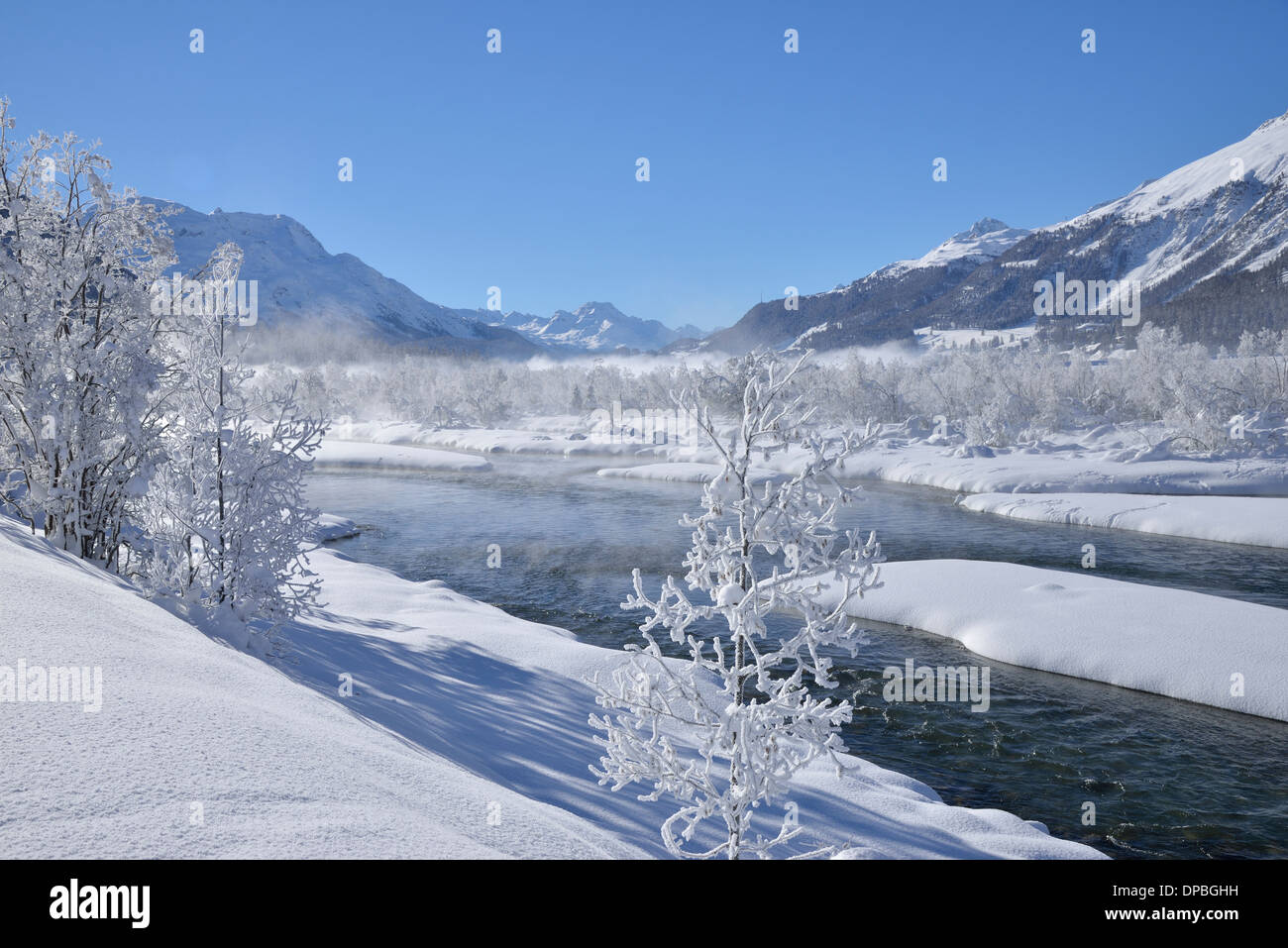 Paesaggio invernale con il fiume Inn, Bever, alta Engadina, Canton Grigioni, Svizzera Foto Stock