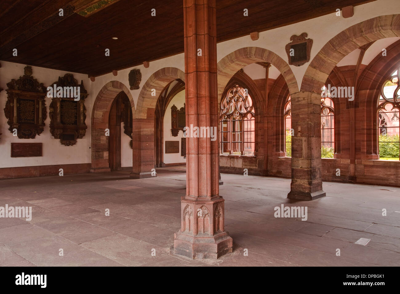 I chiostri di Basilea Munster o Minster Cathedral. L'architettura date dal tra 1019 e 1500. Foto Stock