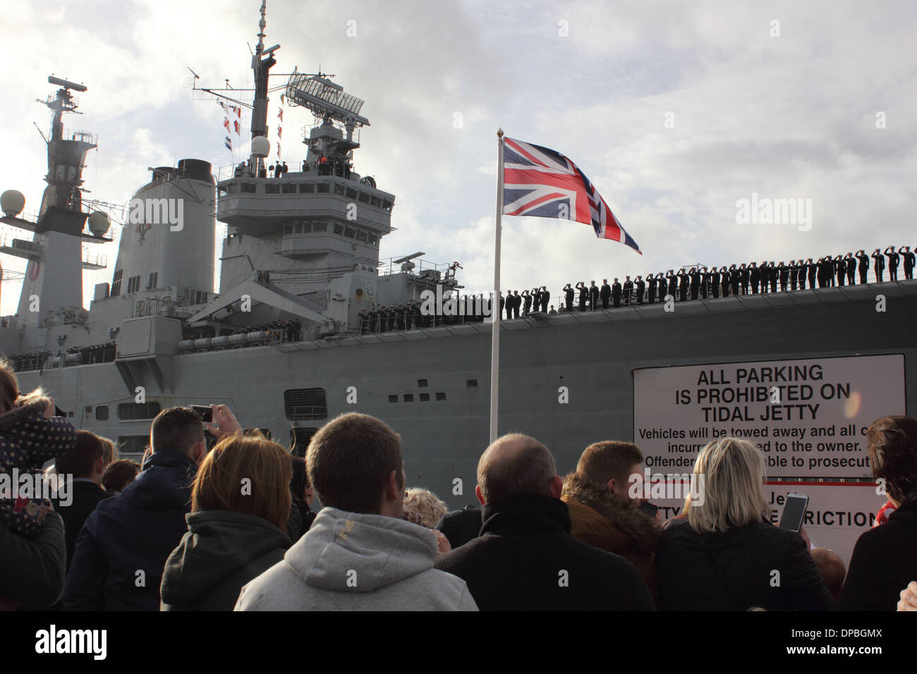 HMS illustre ritorna dalle Filippine Foto Stock