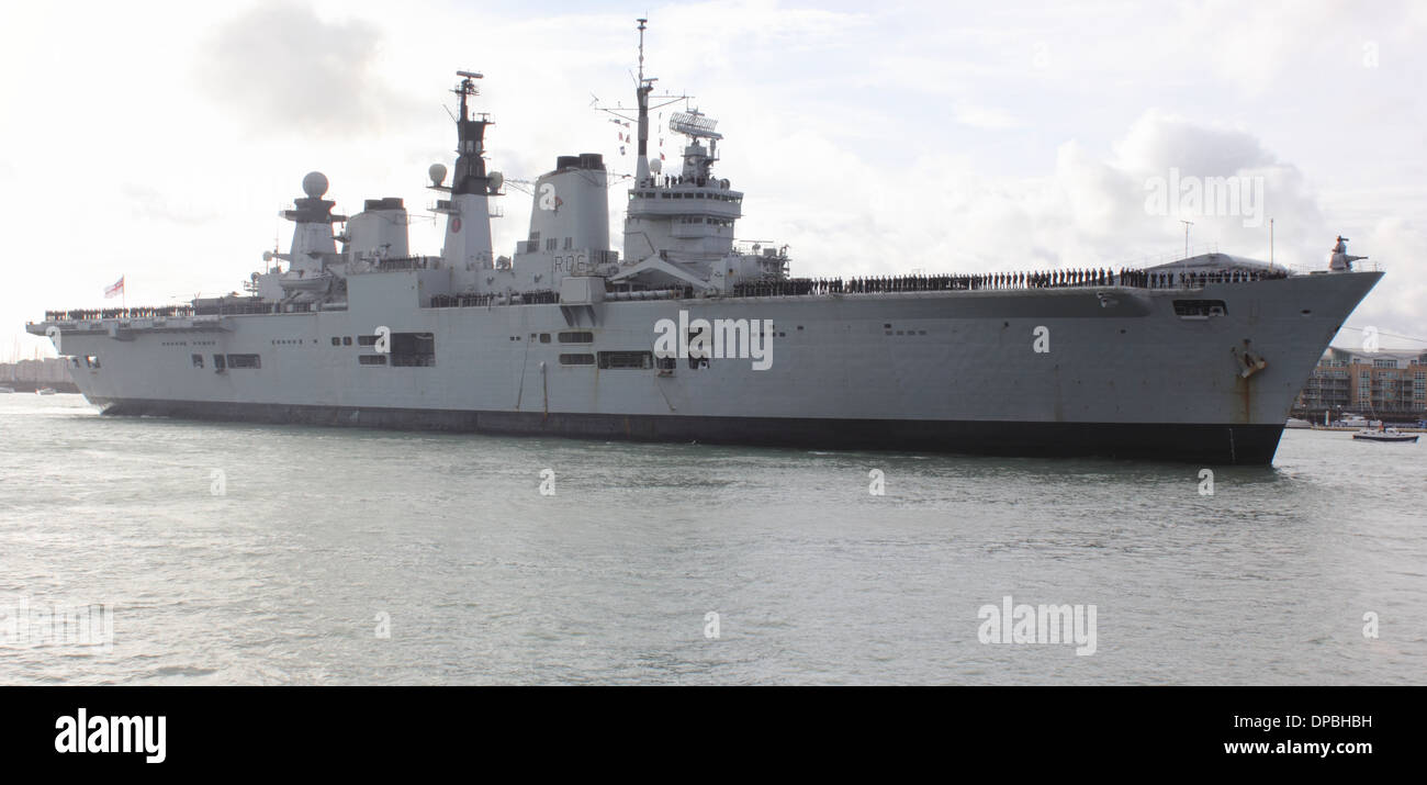 HMS illustre ritorna dalle Filippine Foto Stock