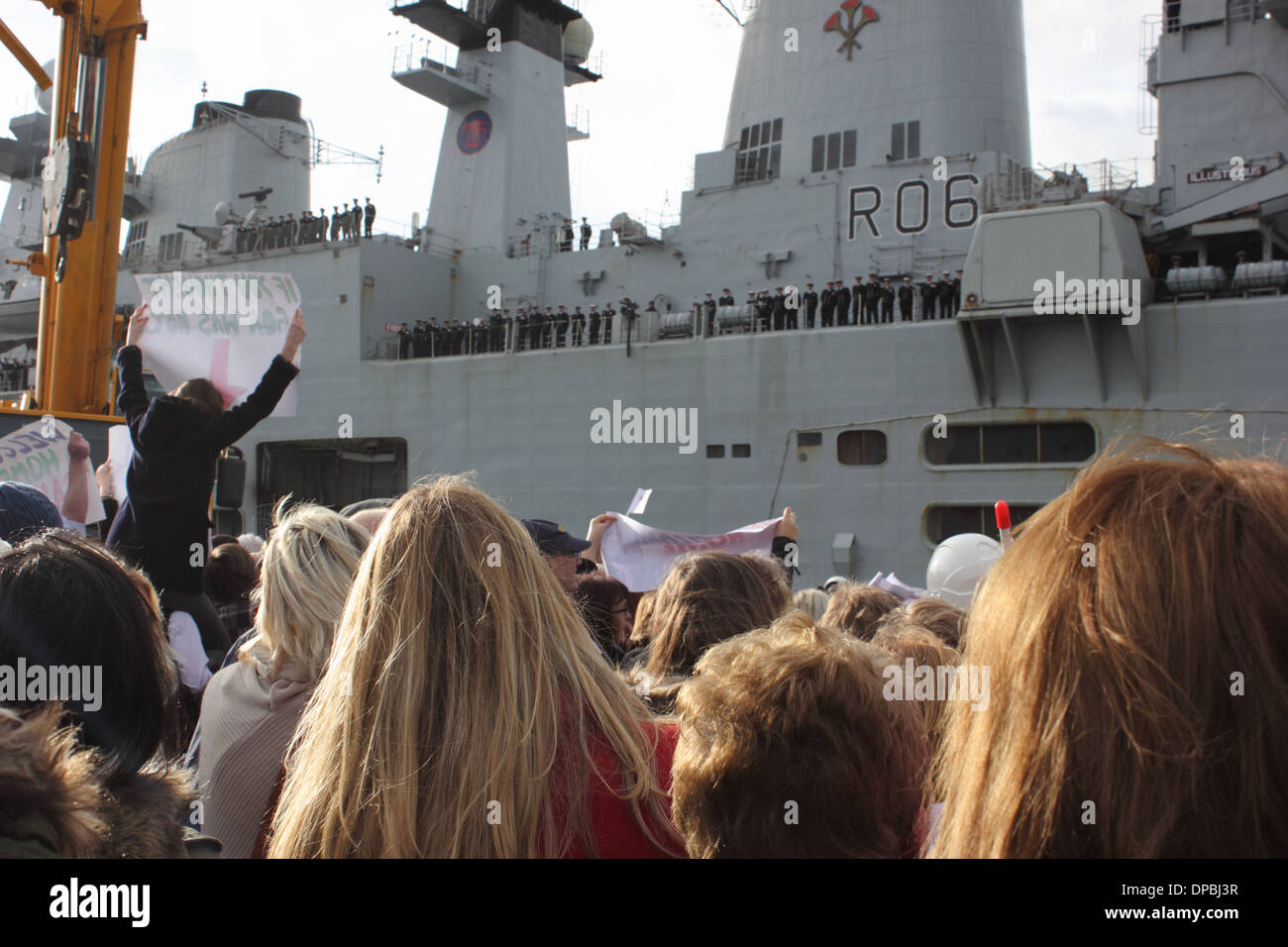 HMS illustre ritorna dalle Filippine Foto Stock