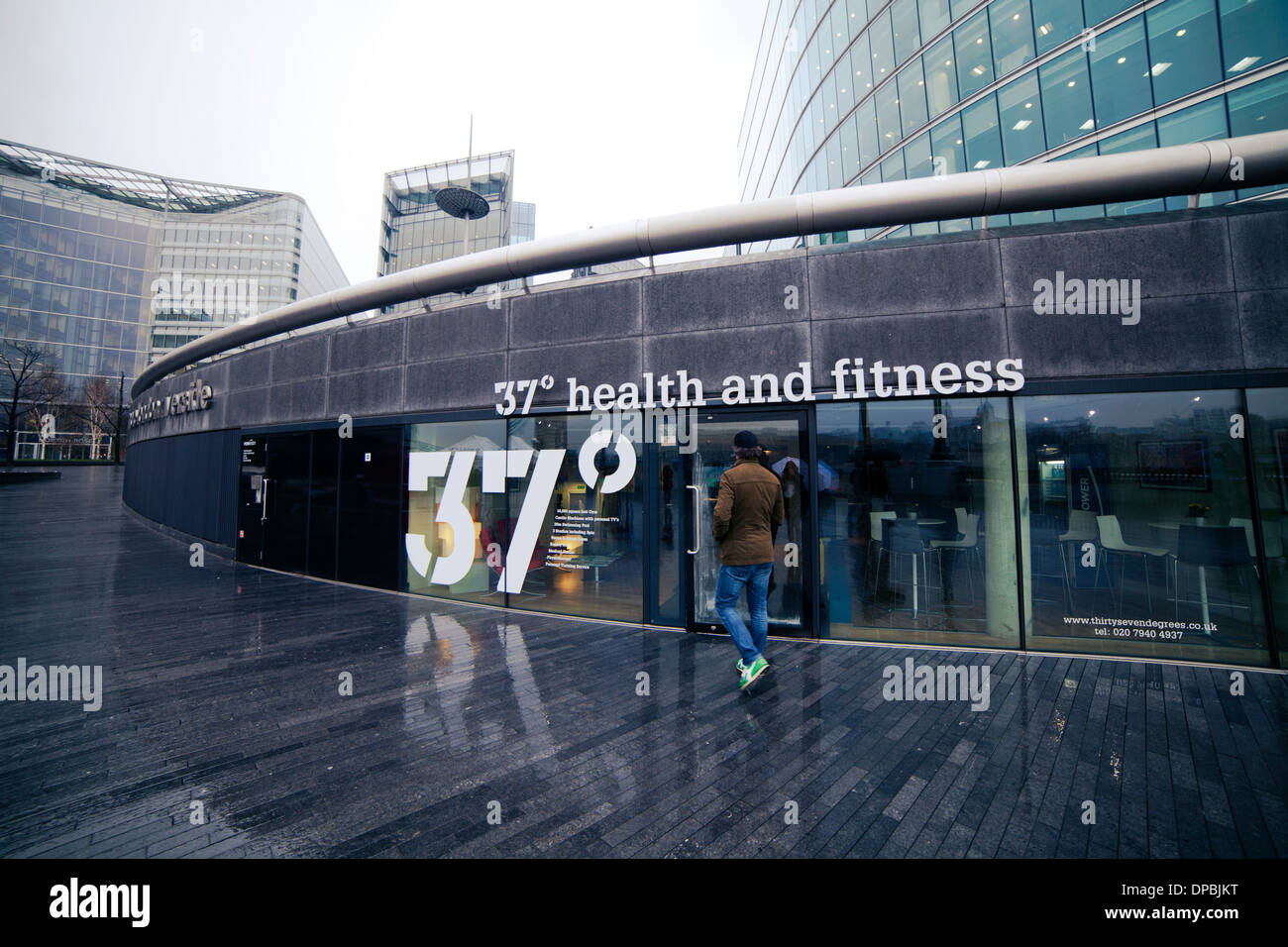 37 centro salute e fitness a Londra, Regno Unito. Uomo che cammina al di fuori Foto Stock