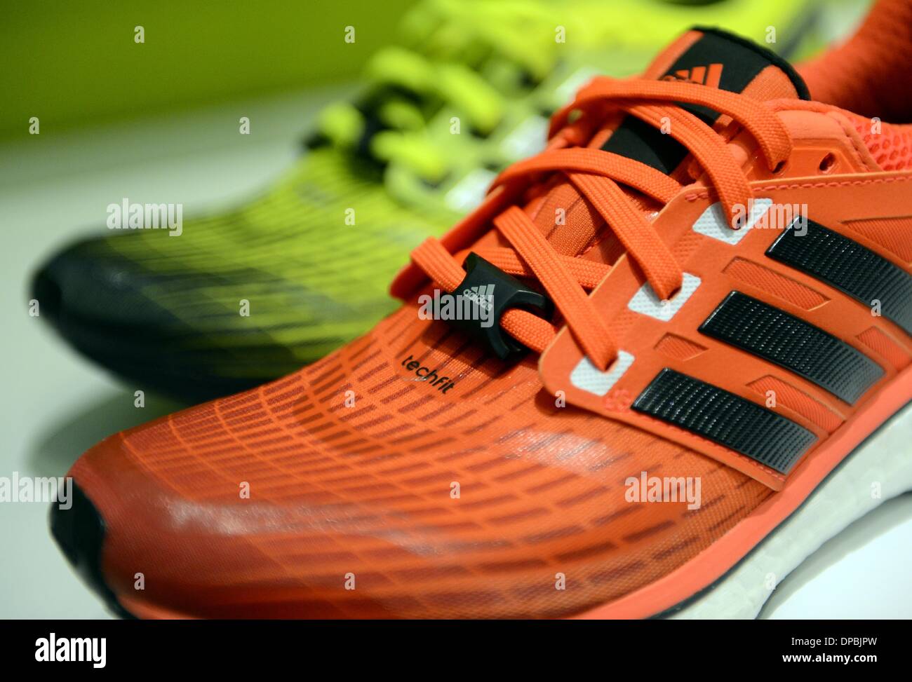 Las Vegas, Stati Uniti d'America. Decimo gen, 2014. Un'etichetta NFC con tecnologia di NXP è attaccato due il shoestring di un trainer durante una presentazione al Consumer Electronics Show CES 2014 di Las Vegas, Stati Uniti d'America, 10 gennaio 2014. La fiera va dal 7 gennaio al 10 gennaio 2014. Foto: Britta Pedersen/dpa/Alamy Live News Foto Stock