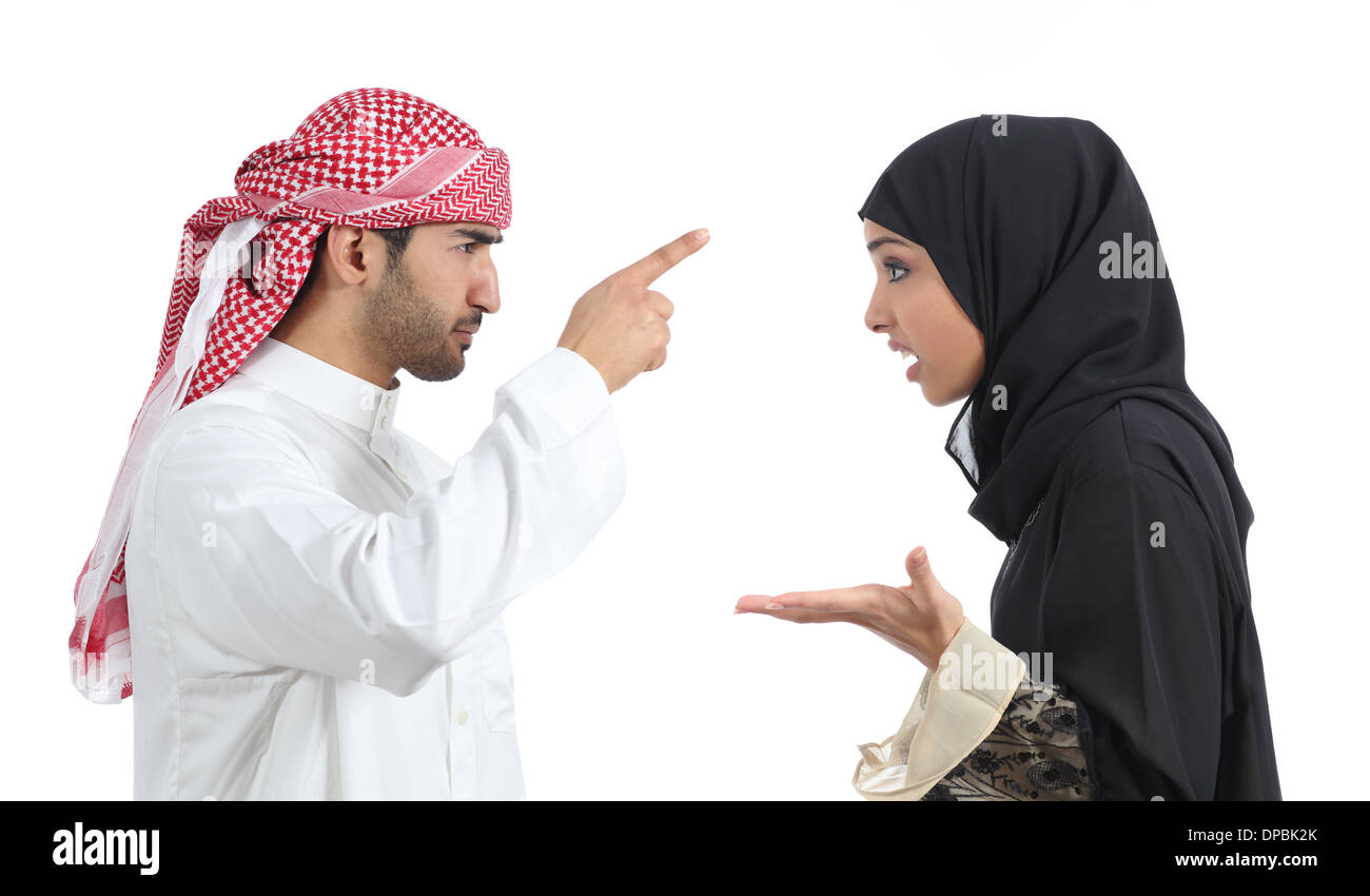 Arab giovane discutendo arrabbiato isolato su uno sfondo bianco Foto Stock
