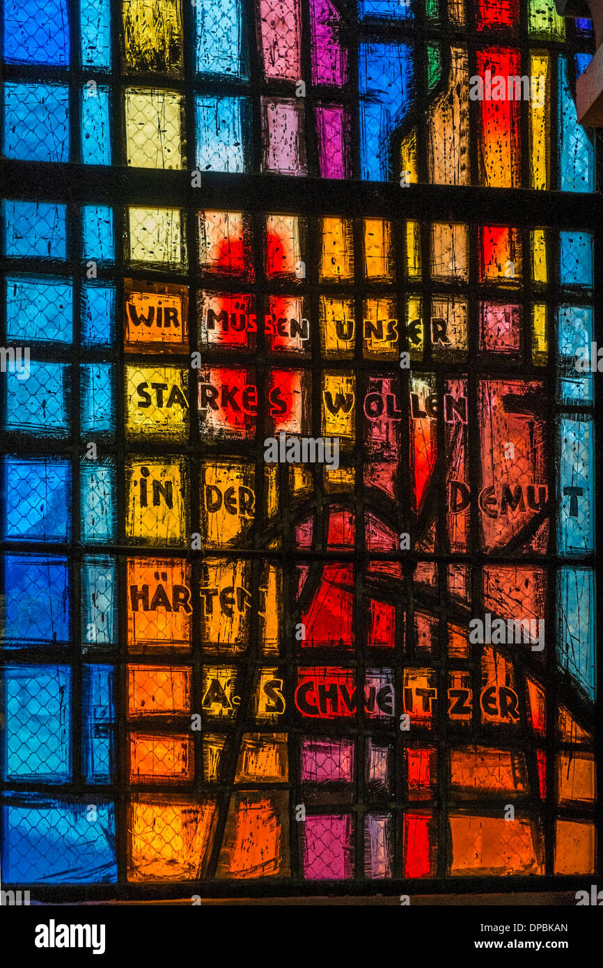 Vetrata presso la chiesa luterana di sessenheim con una citazione dal premio nobel laureate Albert SCHWEITZER Foto Stock
