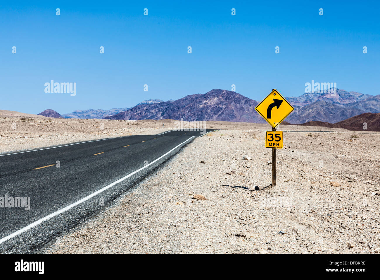 Prospettiva della strada nel mezzo della Valle della Morte del deserto, STATI UNITI D'AMERICA Foto Stock