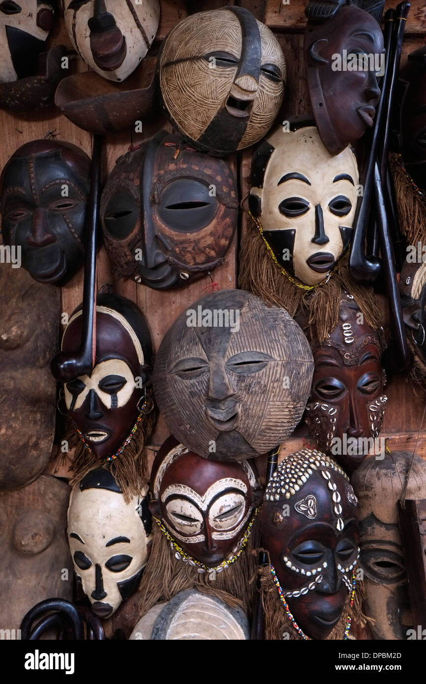 Un negozio di souvenir in Karatu village alla Regione di Arusha del nord della Tanzania Africa orientale Foto Stock