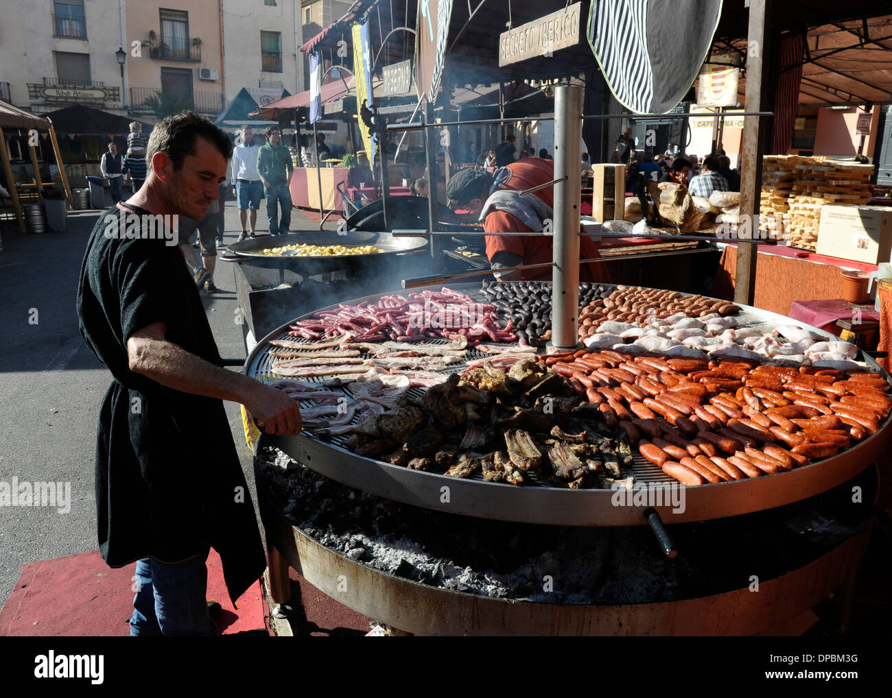 Barbecue gigante in annuale di tutti i Santi nel mercato Cocentaina,  provincia di Alicante, Spagna Foto stock - Alamy
