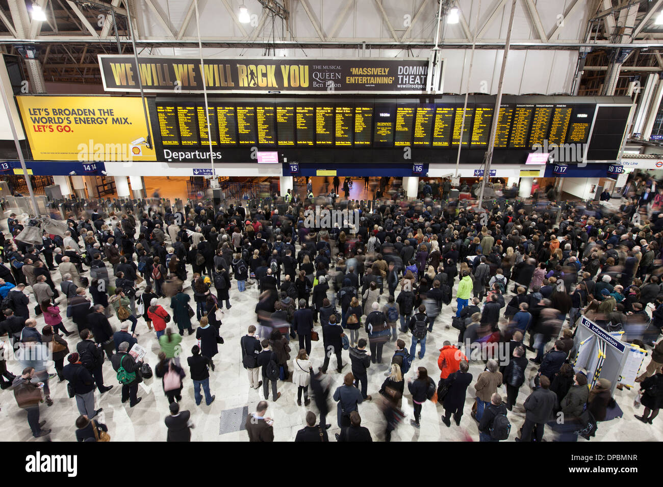Ora di punta in inverno a Londra Waterloo Foto Stock