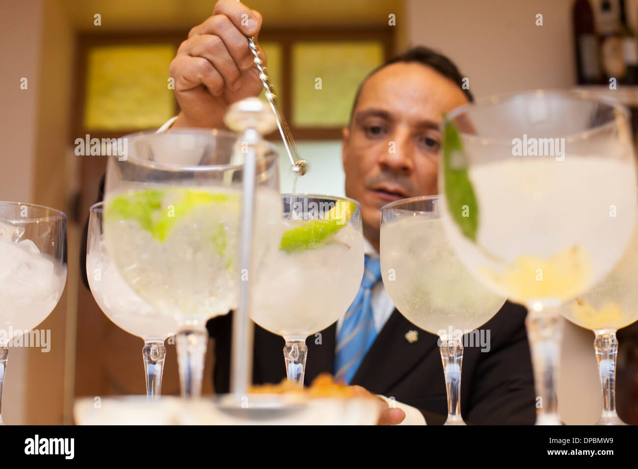 Preparare e provare vari cocktail tonici e gin. Foto Stock