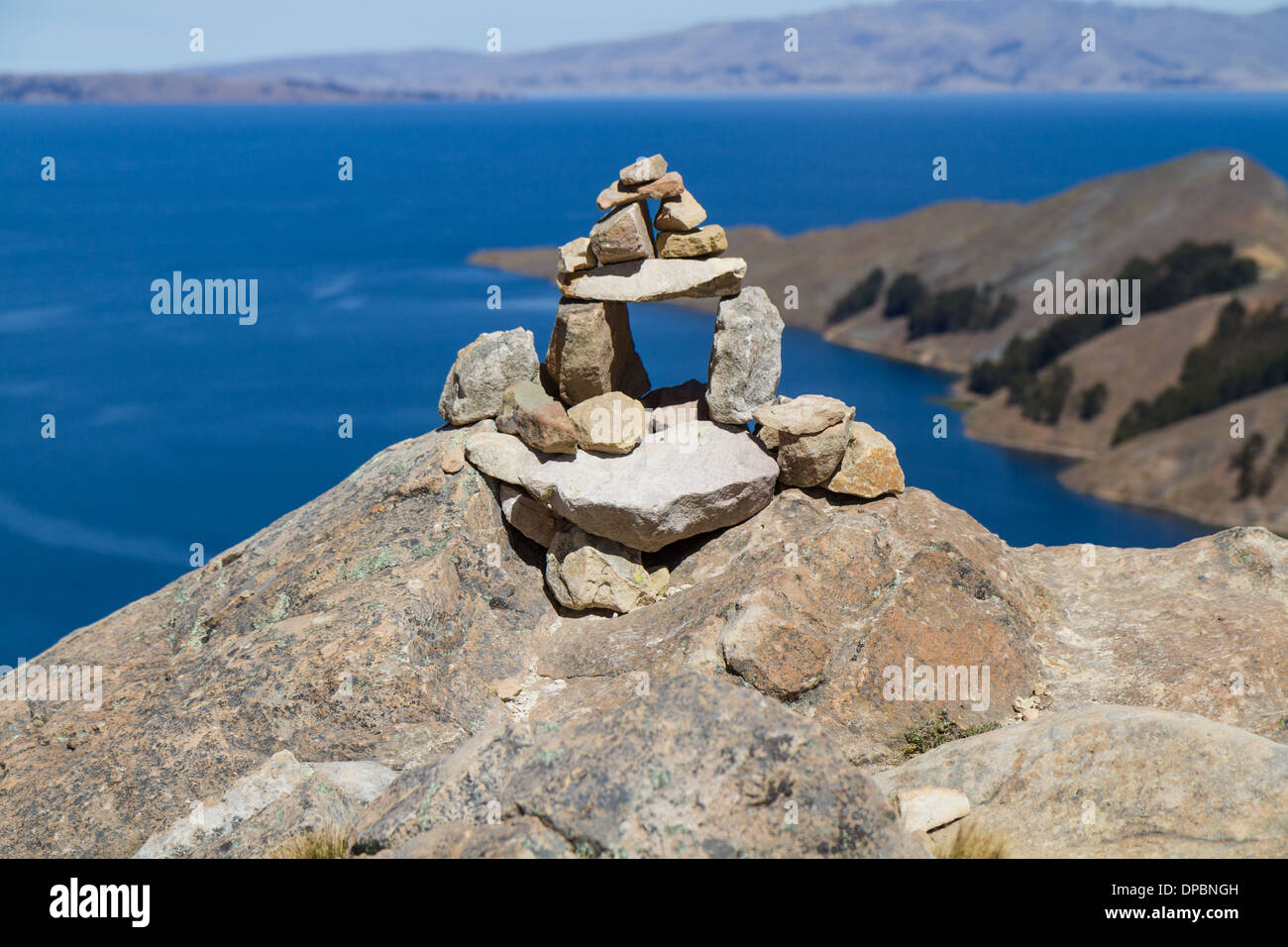 La porta di pietra su "Isla del Sol' Lago Titicaca, Bolivia Foto Stock