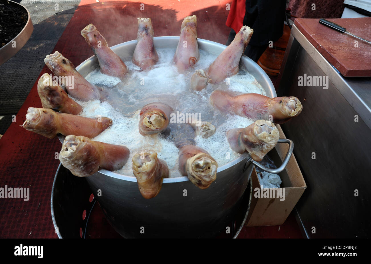 Suini piedi ebollizione in una grande pentola in annuale di tutti i Santi nel mercato Cocentaina, provincia di Alicante, Spagna Foto Stock