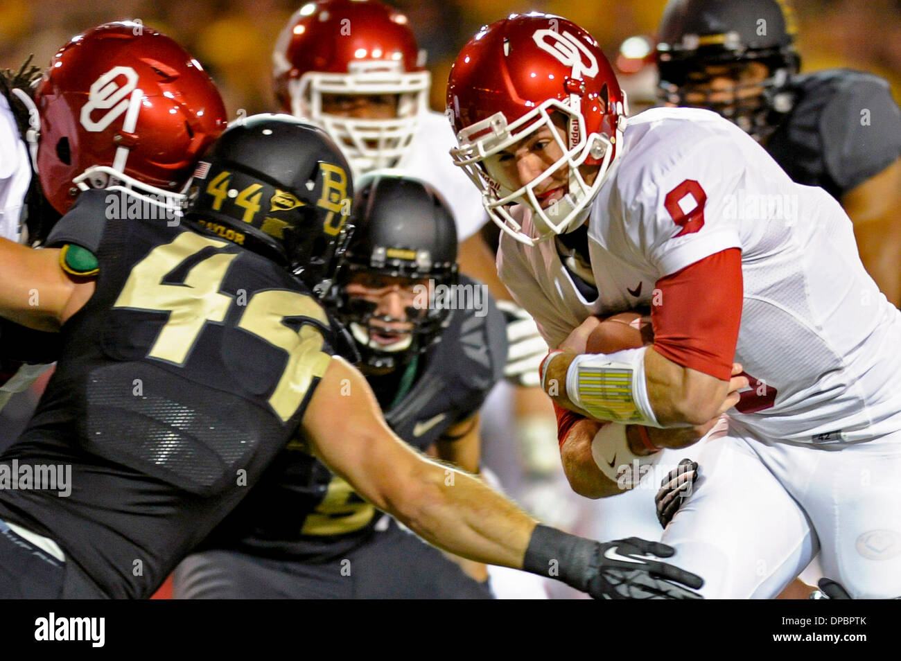 Waco, TX, Stati Uniti d'America. 7 Nov, 2013. Oklahoma Sooners quarterback Trevor Knight (9) corre per un guadagno di breve contro il Baylor Bears durante il secondo trimestre di un NCAA Football gioco a Floyd Casey Stadium di Waco, Texas, giovedì 7 novembre 2013. © csm/Alamy Live News Foto Stock