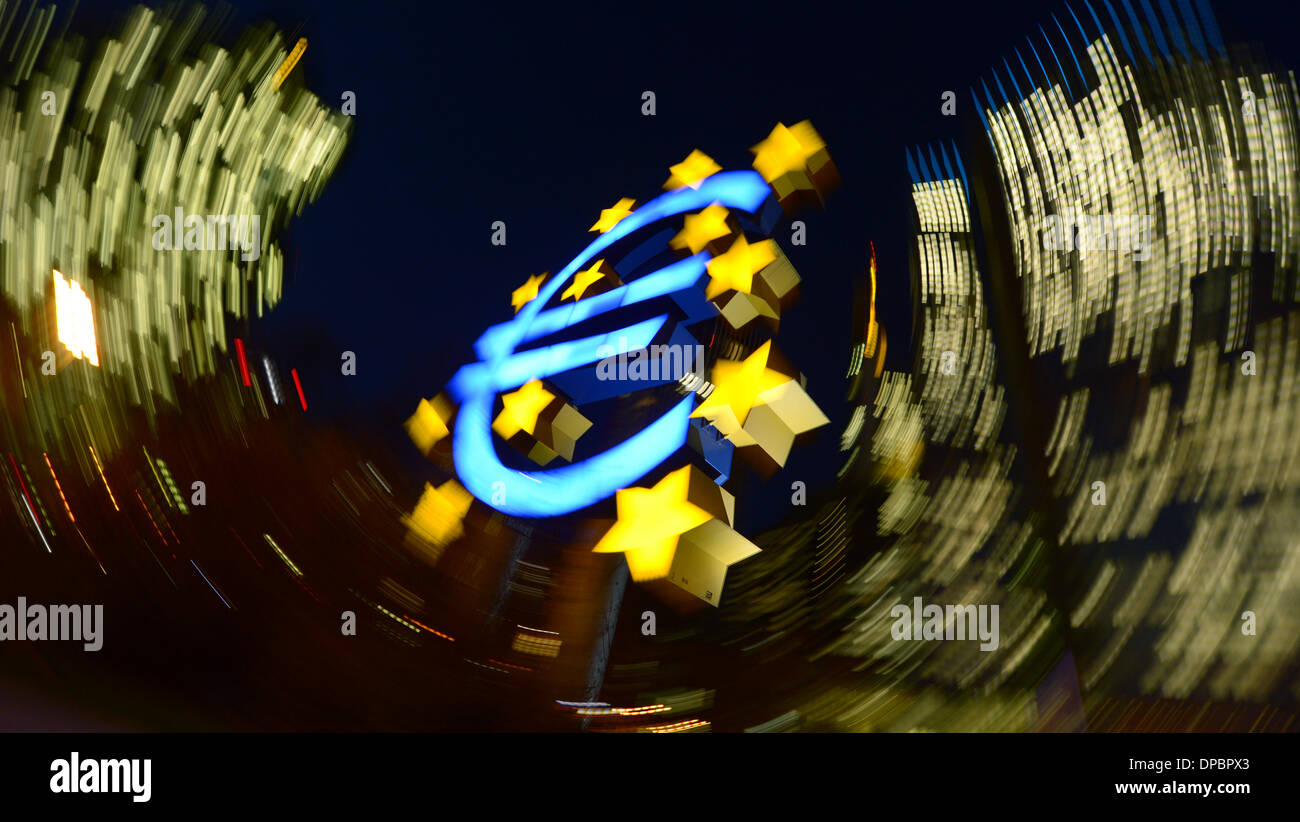 Francoforte sul Meno, Germania. 8 Gen, 2014. La scultura illuminata della valuta Euro si erge davanti all'ufficio il grattacielo della Banca centrale europea (BCE) di Francoforte sul Meno, Germania, 8 gennaio 2014. Il watchdog monetaria della BCE si sono incontrati per discutere le questioni sulla politica per la moneta europea per la prima volta nel 2014 il 9 gennaio 2014. Foto: Arne Dedert/dpa/Alamy Live News Foto Stock