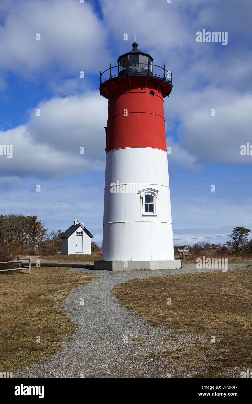 A causa di anni di erosione Nauset luce si erge a Cape Cod icona lungo il Cape Cod National Seashore in Eastham Massachusetts Foto Stock