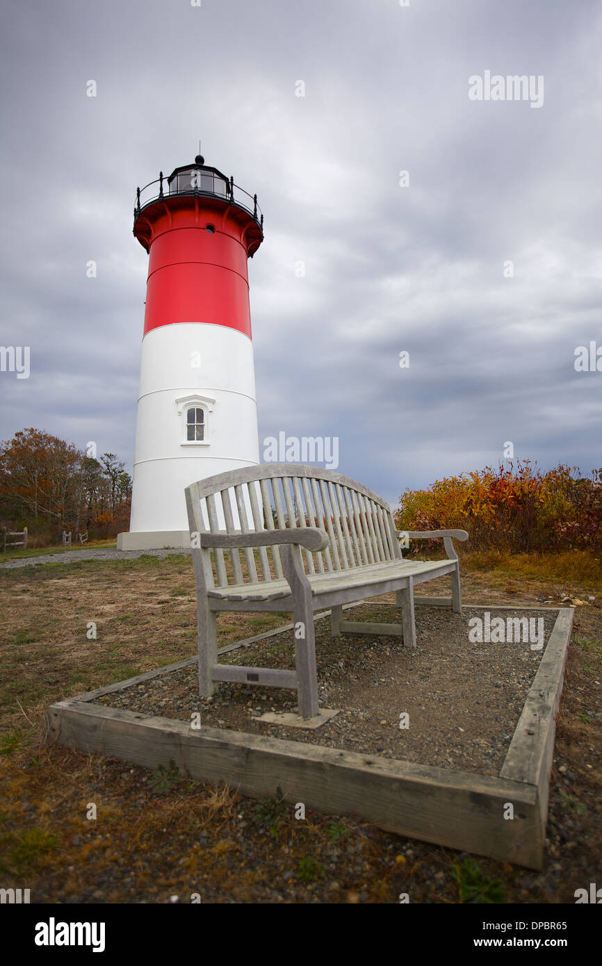A causa di anni di erosione Nauset luce si erge a Cape Cod icona lungo il Cape Cod National Seashore in Eastham Massachusetts Foto Stock