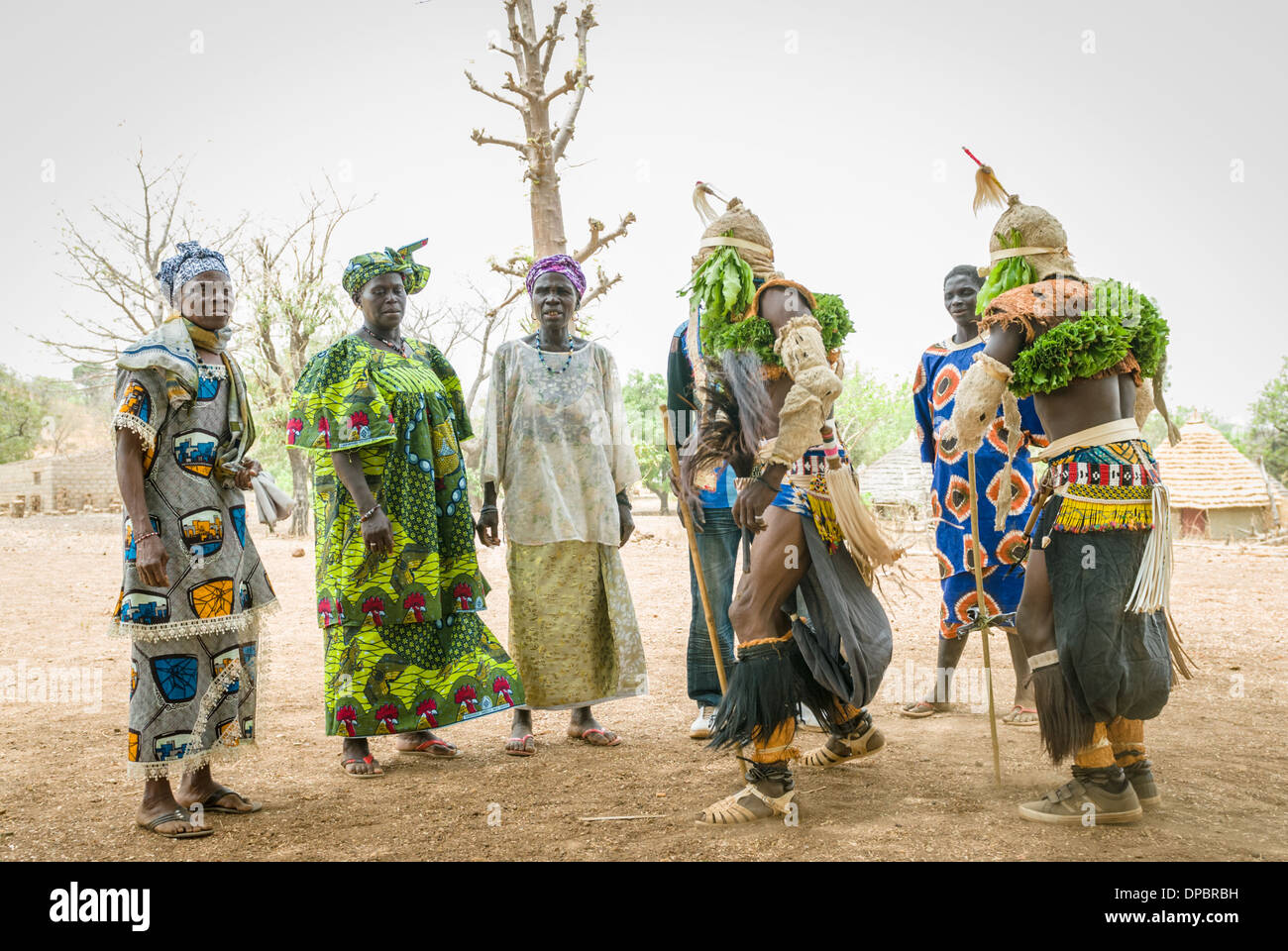 Bassari celebrazione con ballerini in abiti tradizionali, Ethiolo village, paese Bassari, Senegal Africa. Foto Stock