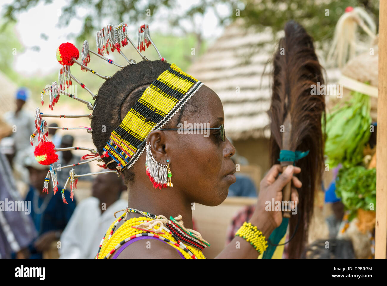 Bassari celebrazione con ballerini in abiti tradizionali, Ethiolo village, paese Bassari, Senegal Africa. Foto Stock