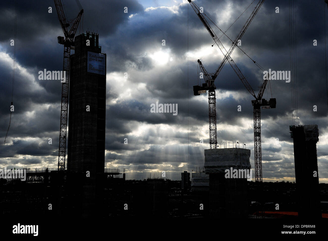 Gru su sito di costruzione Embassy Gardens LONDRA Foto Stock