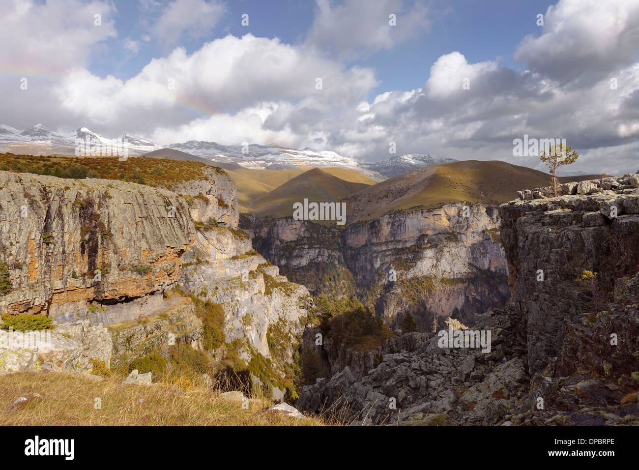 Spagna, Pirenei, Parco Nazionale di Ordesa y Monte Perdido, Canon de Anisclo con Sestrales Aloto e Bajo Foto Stock