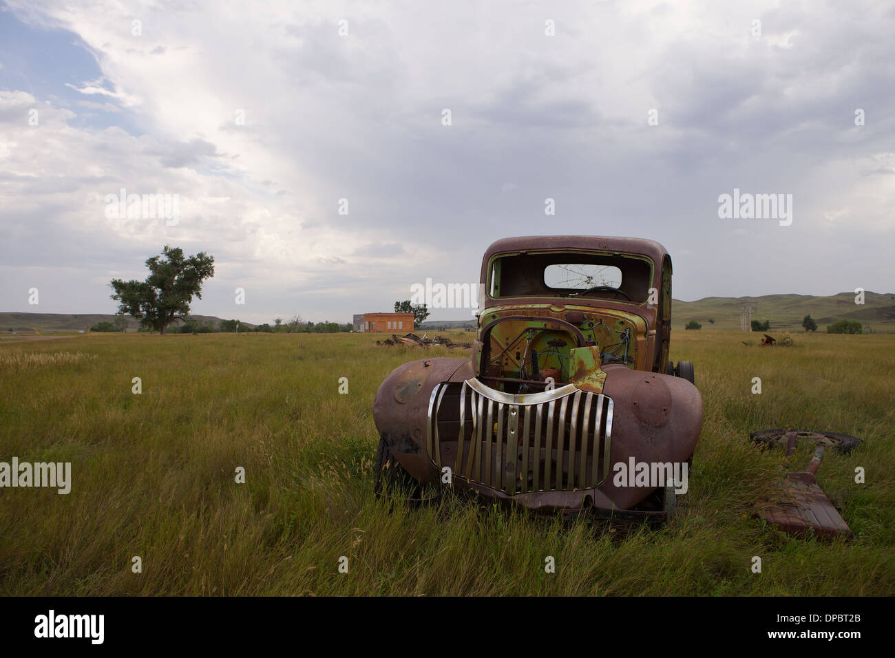 Un giorno nuvoloso con proprietà di abbandono e di veicoli arrugginiti nei campi di Owanka Dakota del Sud Foto Stock