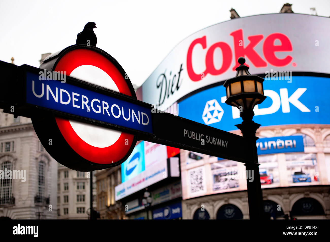 Piccadilly Circus Underground strada segno e schermi al neon con spot, London, Regno Unito Foto Stock