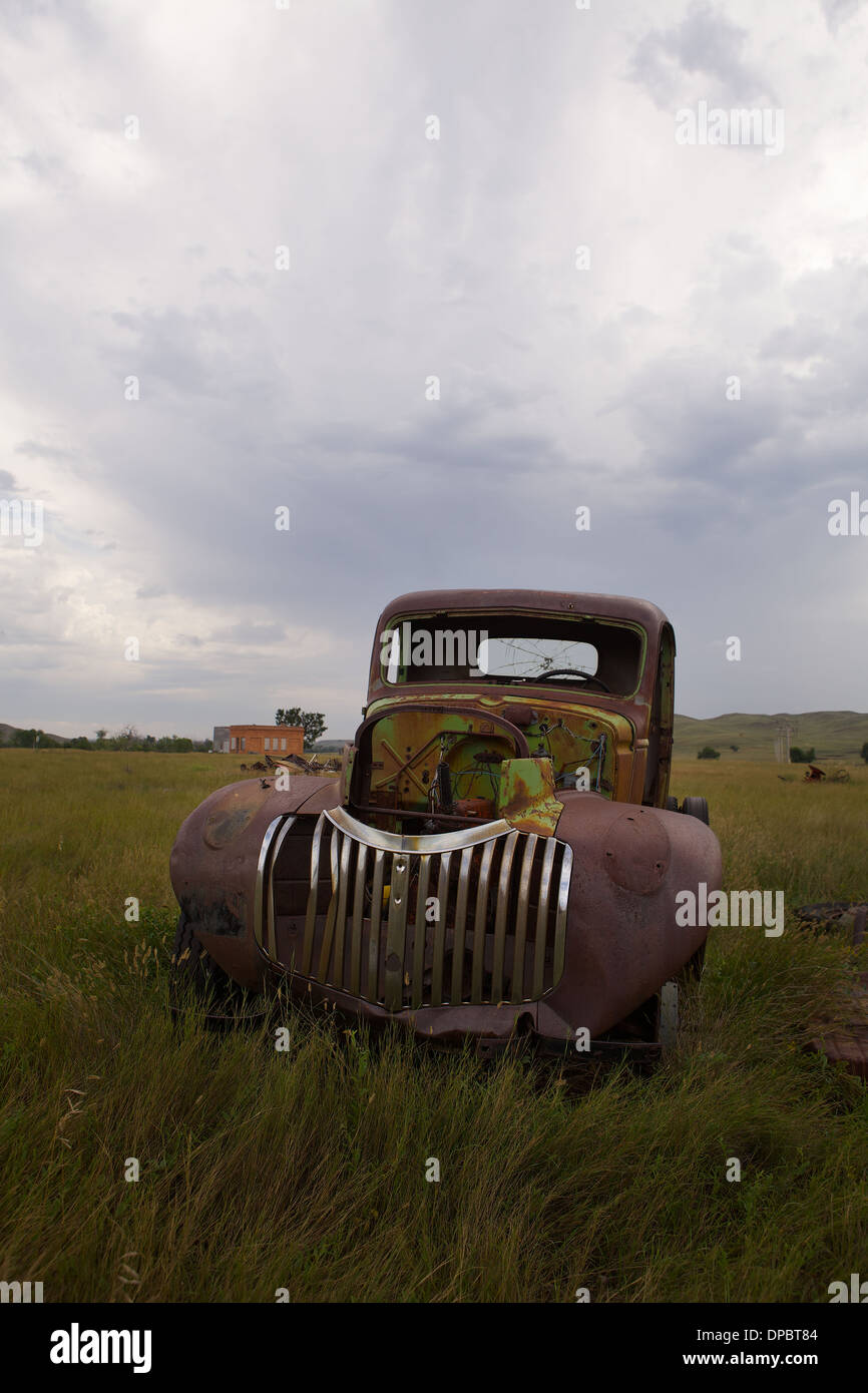 Un giorno nuvoloso con proprietà di abbandono e di veicoli arrugginiti nei campi di Owanka Dakota del Sud Foto Stock