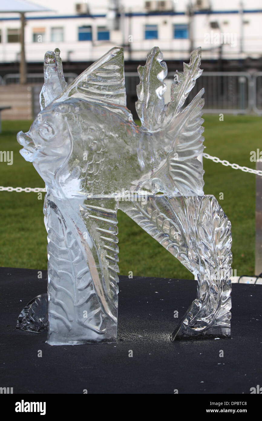Londra, Regno Unito. Il 10 gennaio 2014. Londra Scultura su ghiaccio Festival 2014. Blocco singolo concorrenza, tema della vita sul fiume Credito: Ashok Saxena/Alamy Live News Foto Stock