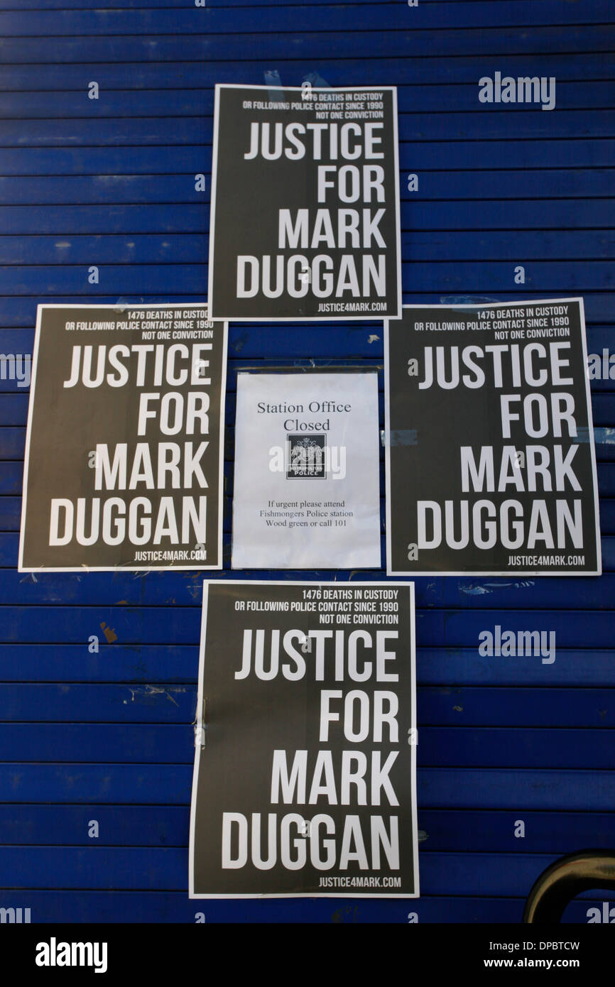 Tottenham, Londra, Regno Unito. 11 gennaio 2014. Poster che leggere "Giustizia per Mark Duggan sulla porta del Tottenham stazione di polizia Foto Stock
