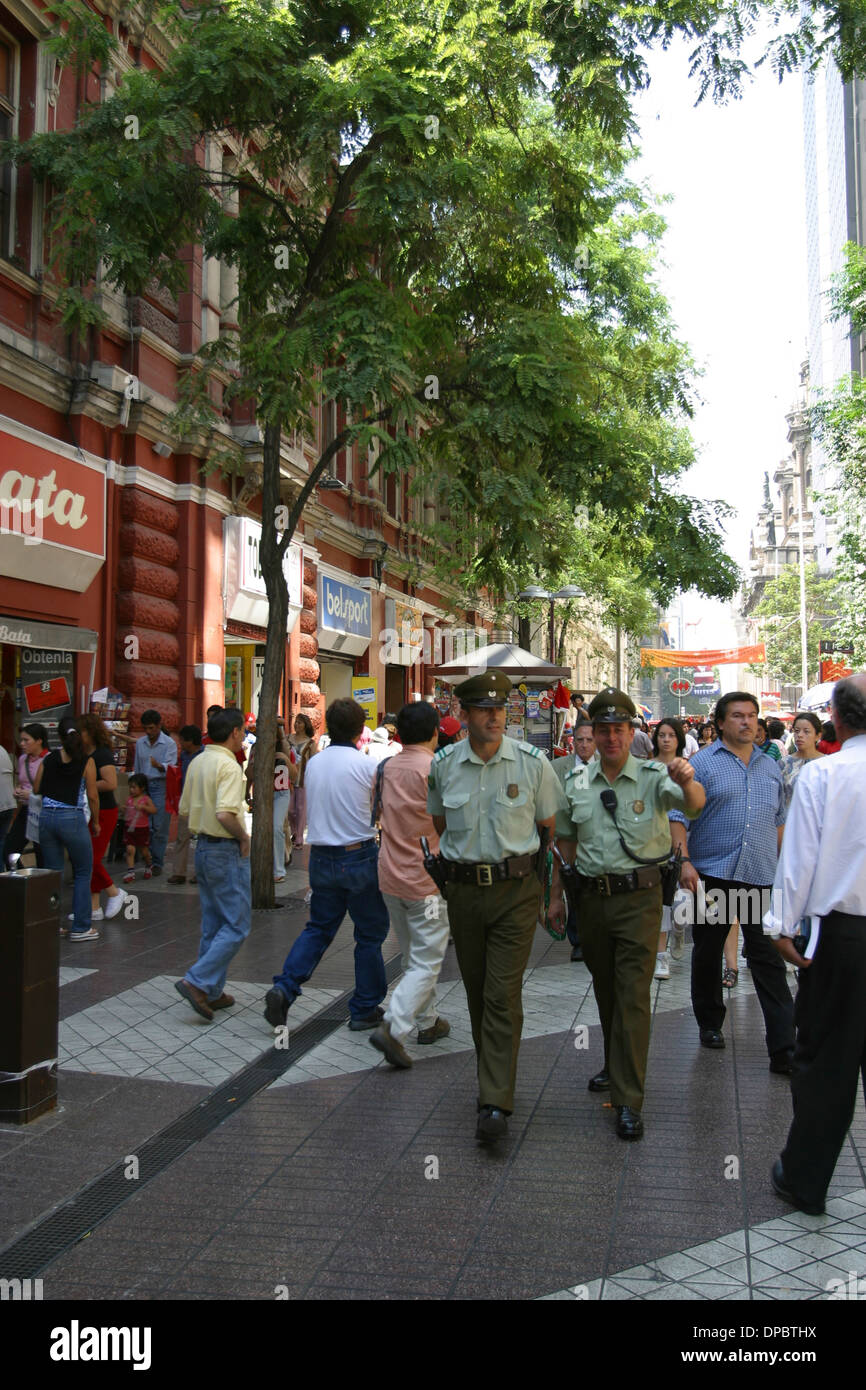 La polizia di pattuglia tra visitatori shopping nella vivace zona pedonale Paseo Ahumada, nel centro di Santiago del Cile Foto Stock