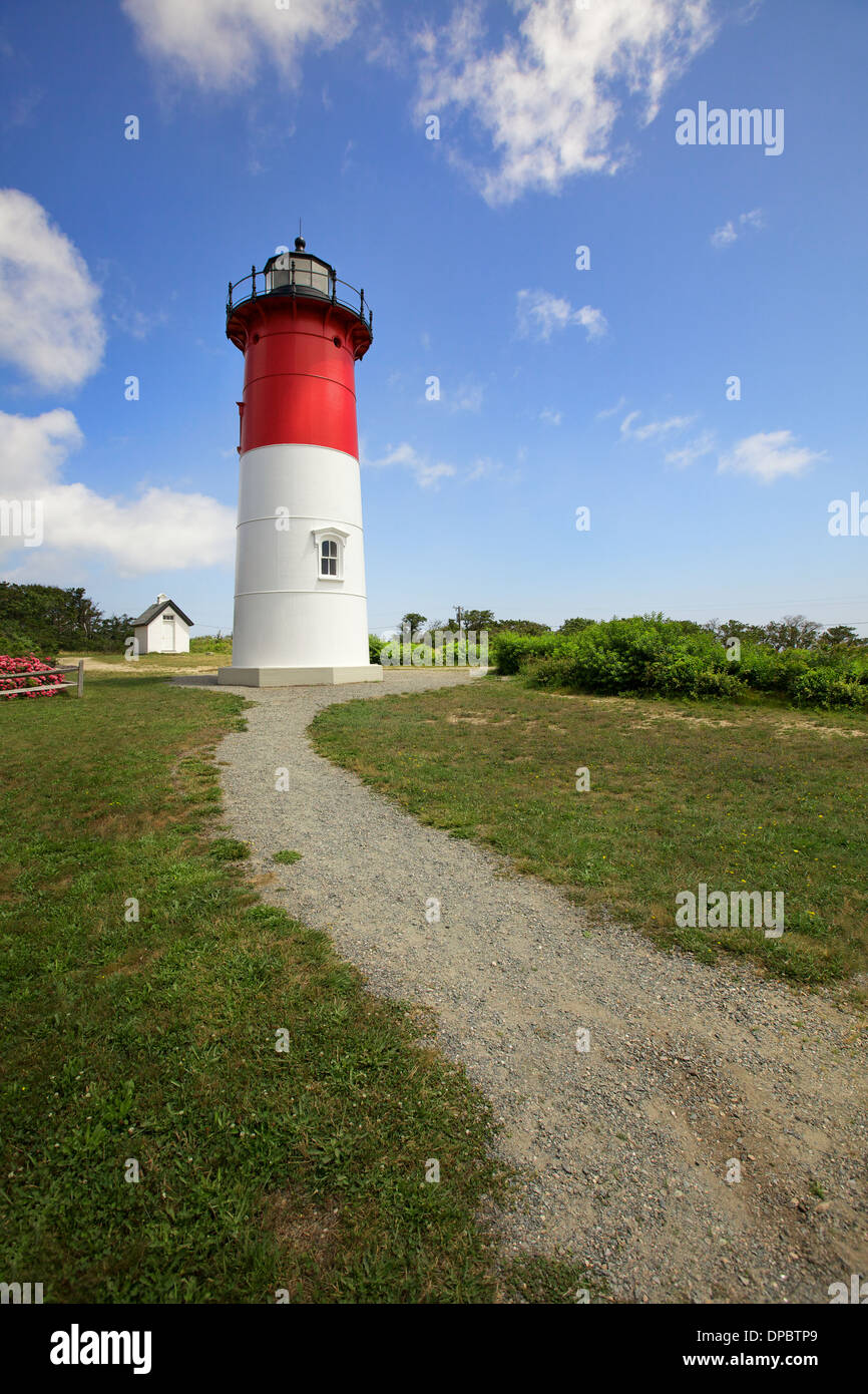 A causa di anni di erosione Nauset luce si erge a Cape Cod icona lungo il Cape Cod National Seashore in Eastham Massachusetts Foto Stock
