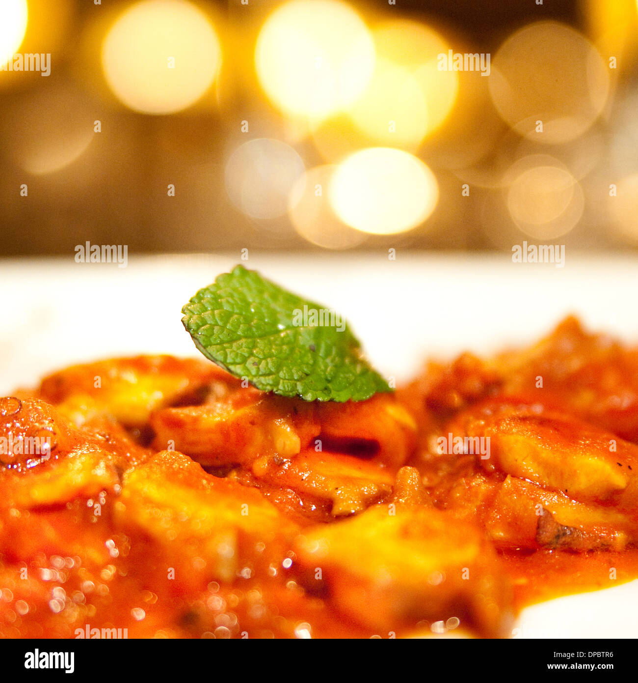 Pasta fatta in casa con salsa di pomodoro e menta sulla parte superiore. Foto Stock