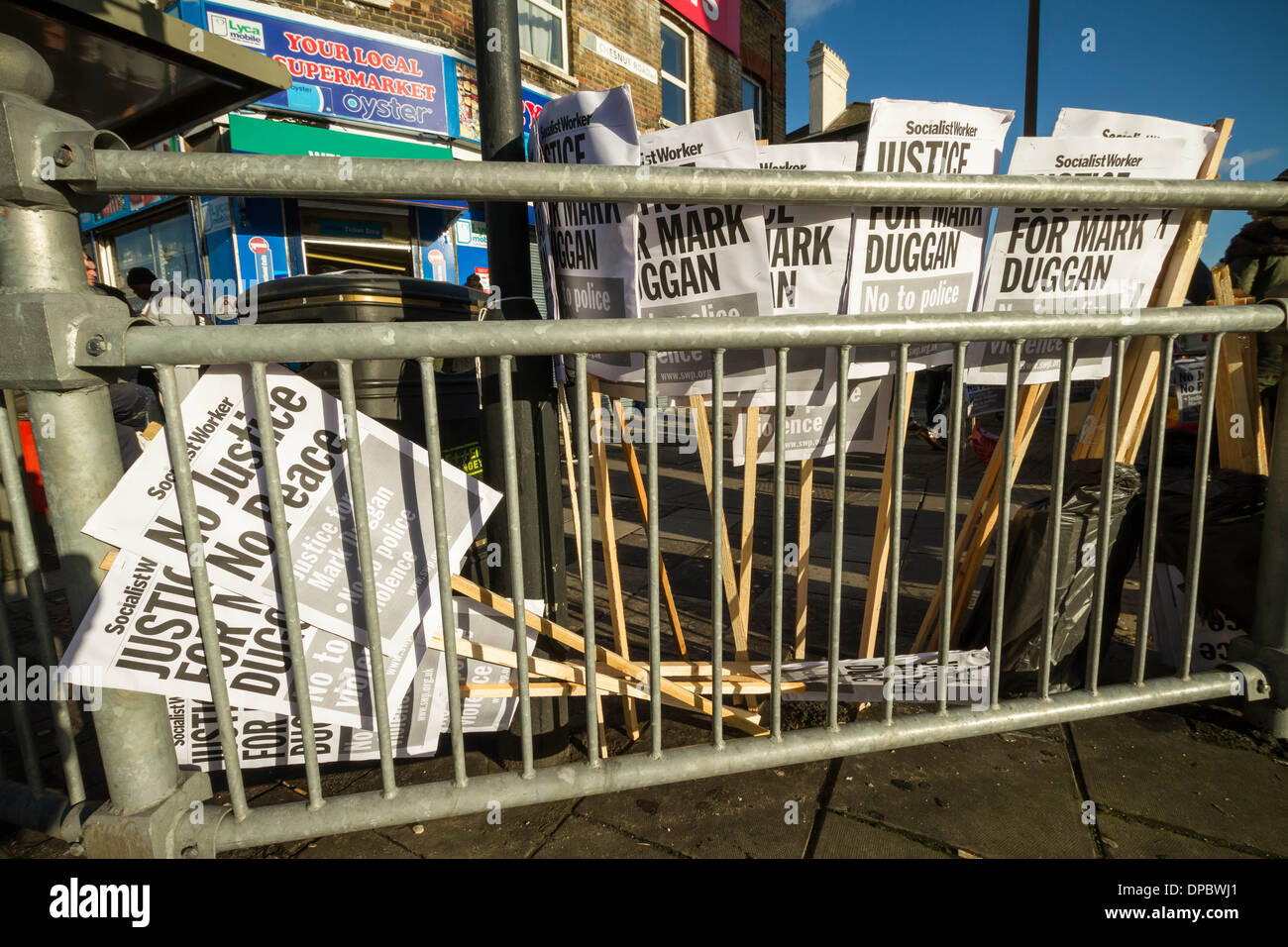 Mark Duggan veglia fuori Tottenham stazione di polizia di Londra Foto Stock