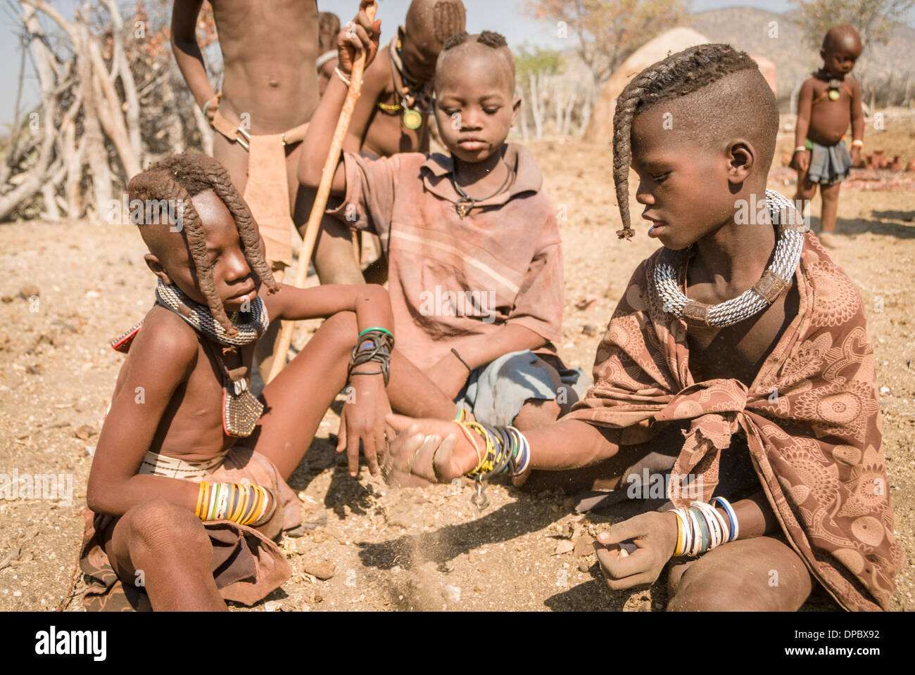 Himba bambini che giocano, villaggio nei pressi di Epupa Falls, Kunene, Namibia, Africa Foto Stock