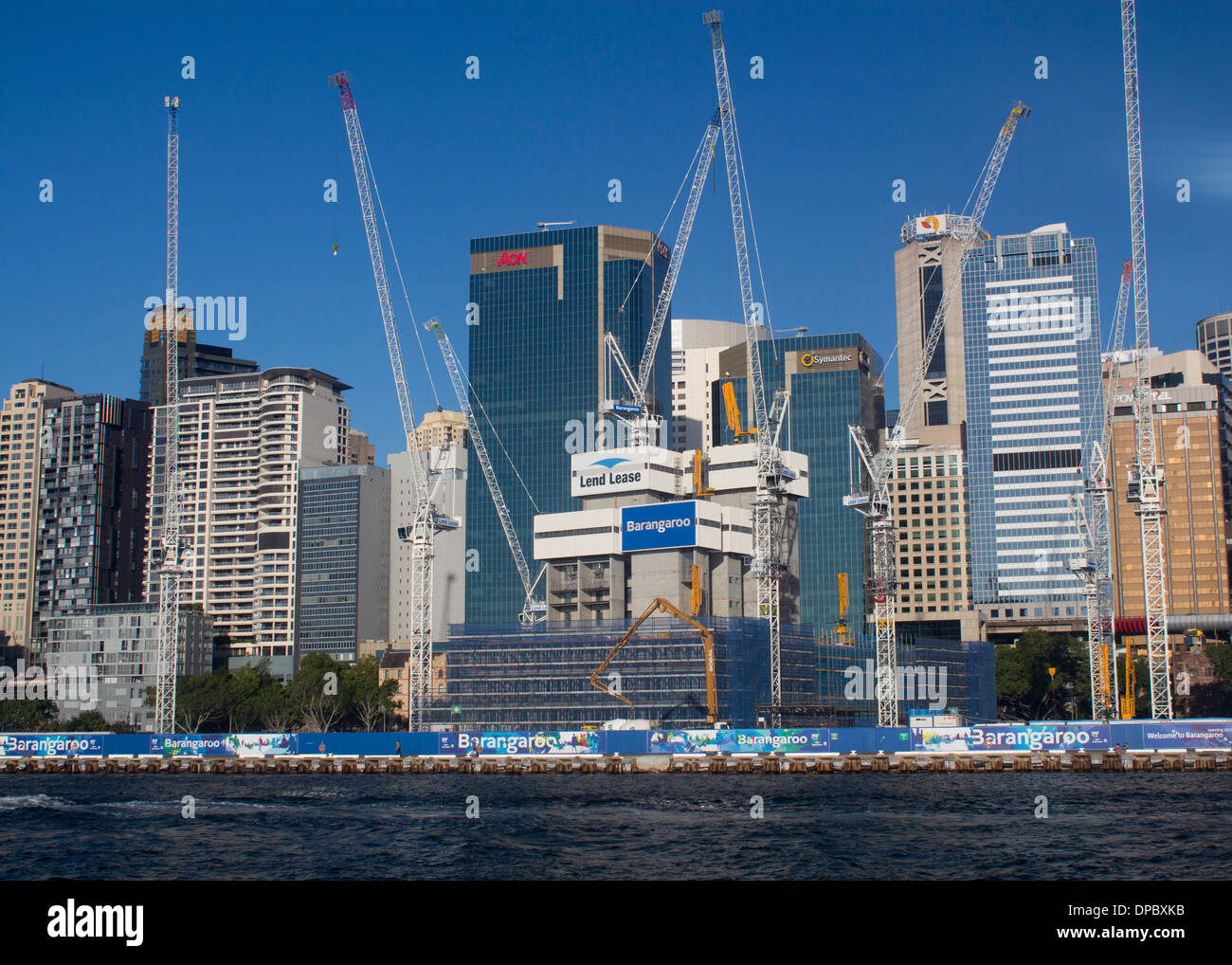 Barangaroo sviluppo della costruzione di gru, edifici alti da Darling Harbour Sydney New South Wales NSW Australia Foto Stock