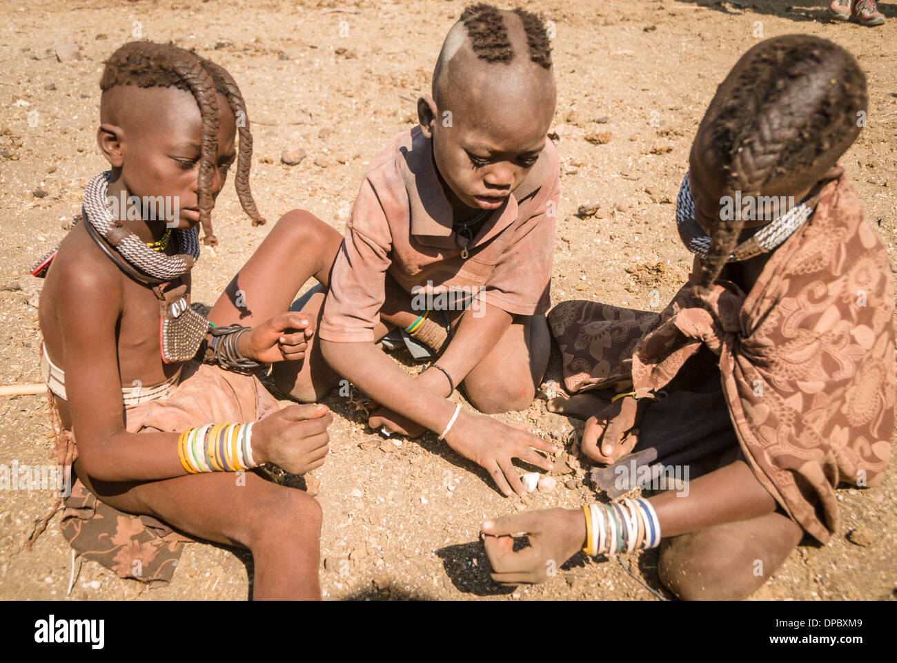 Himba bambini che giocano, villaggio nei pressi di Epupa Falls, Kunene, Namibia, Africa Foto Stock