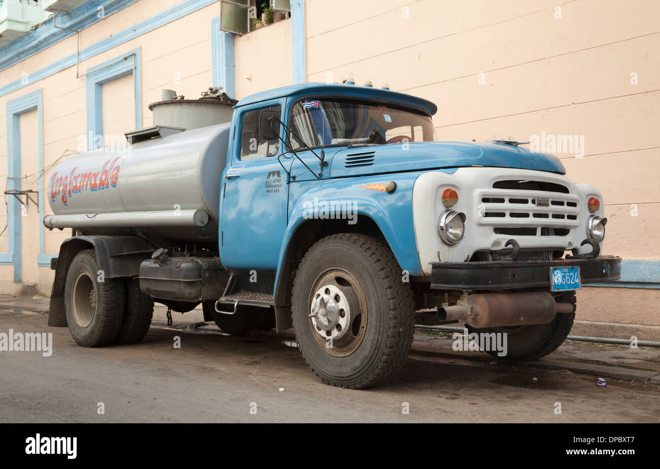 Vintage fatta sovietica GAZ combustibile autocisterna in Havana Cuba Foto Stock