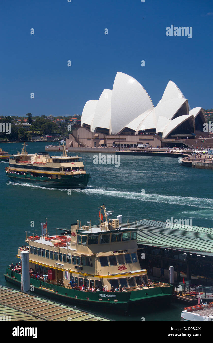 Vista di Circular Quay con traghetti in partenza e arrivo e Opera House Sydney New South Wales NSW Australia Foto Stock