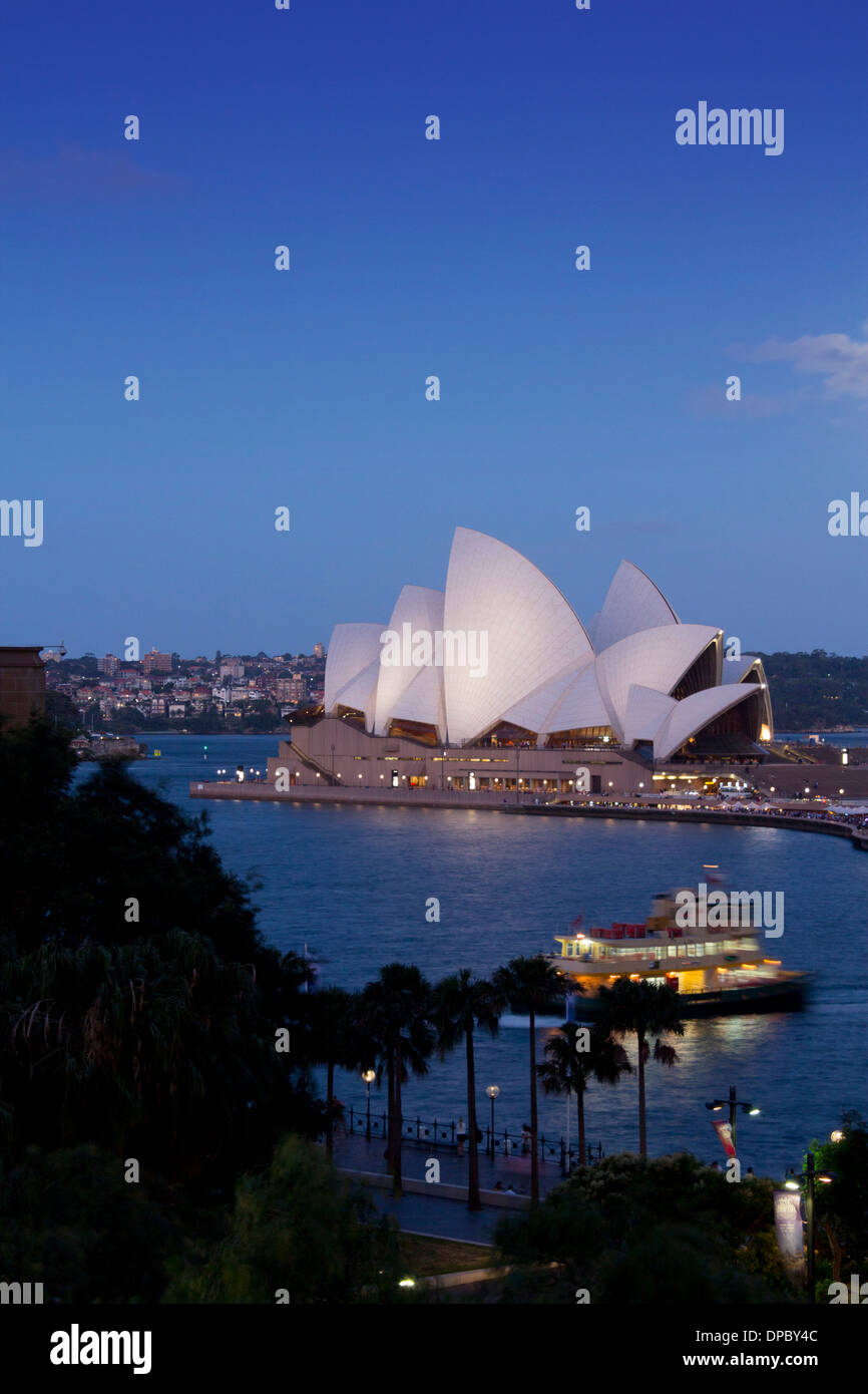Il Circular Quay al crepuscolo notte tramonto con il traghetto in partenza e opera in background Sydney New South Wales NSW Australia Foto Stock